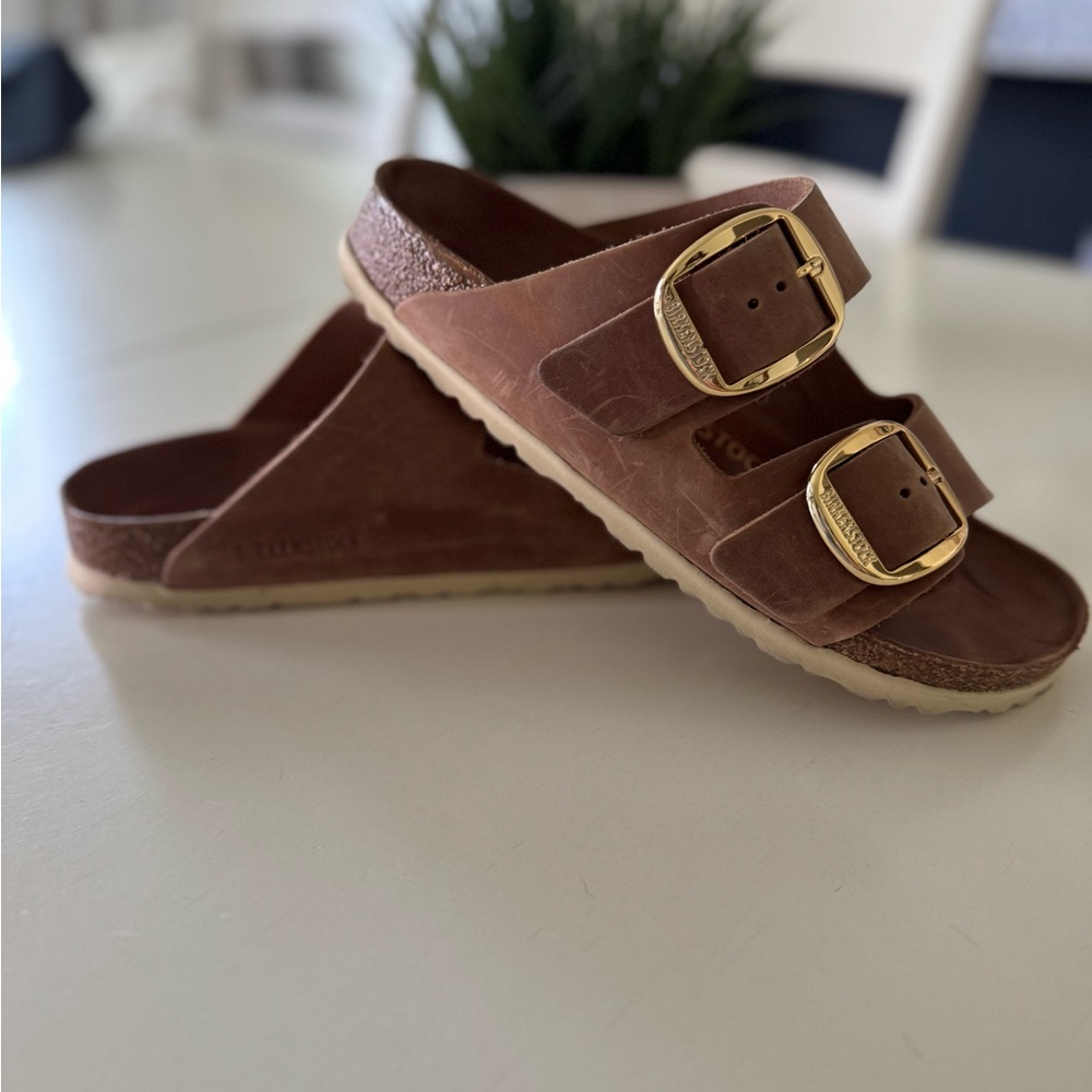 Birkenstocks- Women’s tan size 39 (8-8.5US size) gold buckle
